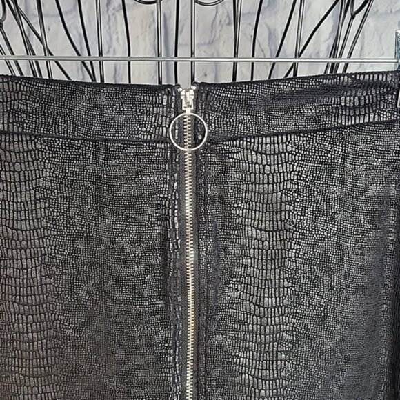 *KENSIE‎ Black Crocodile Print Mini Skirt Size Small - Picture 2 of 6